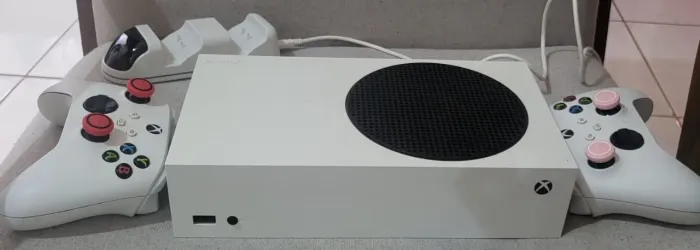 Xbox series S com 2 controles