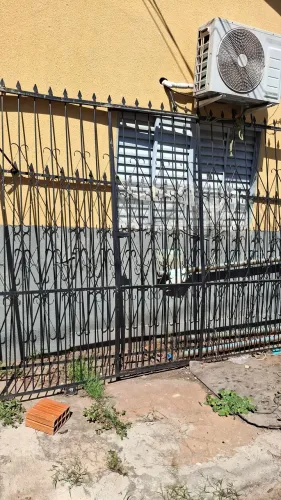 Vendo portão mais uma grade adicional de ferro