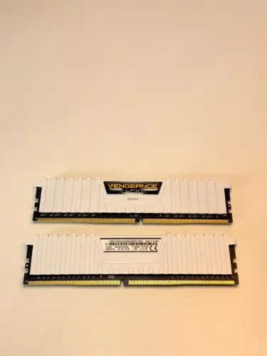 Memória Ram  Corsair Vengeance LPX DDR4 16GB 3200MHz Branca (2x8GB) UR0293 CMK16GX4M2B3200