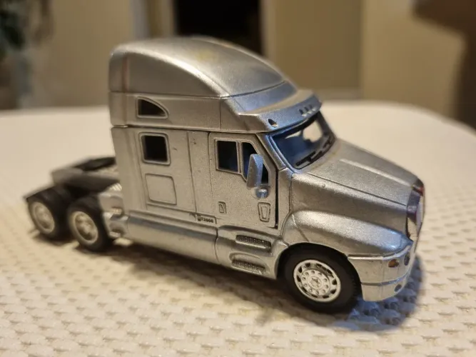 Miniatura Caminhão Kenworth T2000 Kinsmart Prata