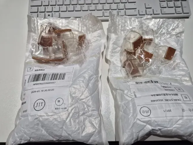 16 peças de silicone móveis quadradas e 16 retangulares.