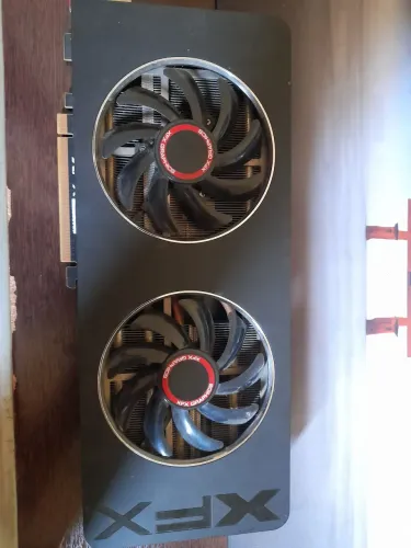 R9 280x 3GB (Está com listras vermelhas)