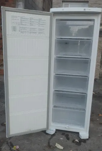 Freezer vertical Eletrolux moderninho com controle de temperatura em ótima conservação 