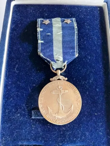 Medalha naval de bronze com duas estrelas