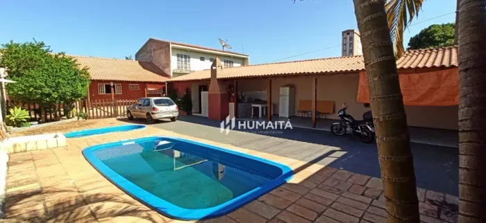 Casa térrea com piscina