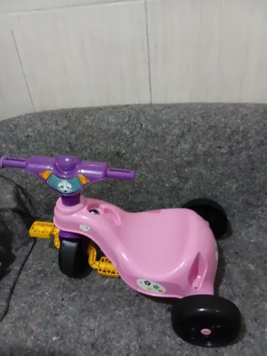 Triciclo Infantil Oncinha Racer Da Xalingo Na Cor Rosa Com Detalhes Roxos e Amarelos 