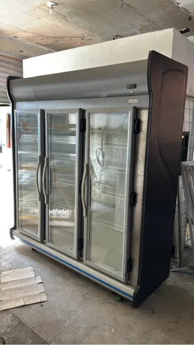 Geladeira 3 portas auto serviço Fricom usada 