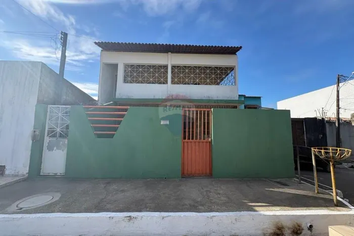 CASA DE 1° ANDAR COM 4 QUARTOS NO ANTARES - EXCELENTE OPORTUNIDADE