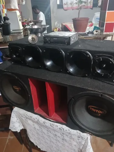Vendo som de carro filé tocando