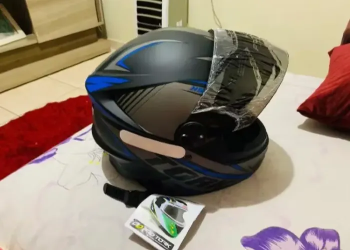 Capacete motociclista enviado diretamente da loja