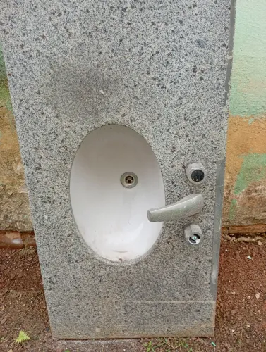 Vendo duas pias de mármore..uma tamanho grande outra pequena para banheiro e lavabo