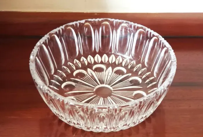 Saladeira / fruteira em cristal com padrões decorativos em relevo.