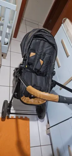 Carrinho de bebê com bebê conforto e base Galzerano