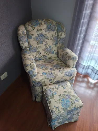Poltrona de balanço com puff