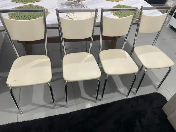 Mesa redonda com quatro cadeiras 