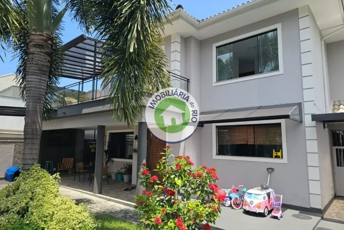 Imóvel de Luxo no Condomínio do Anil: Casa à Venda com 4 Quartos e 196m² em Rio de Janeiro