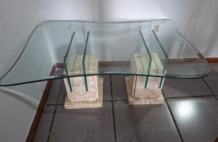 Mesa de centro de vidro com mármore
