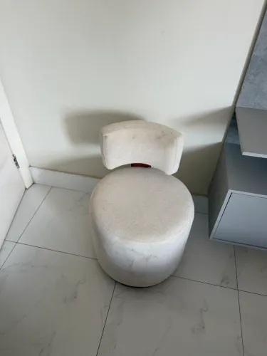 Cadeira premium bege de buclê para maquiagem 