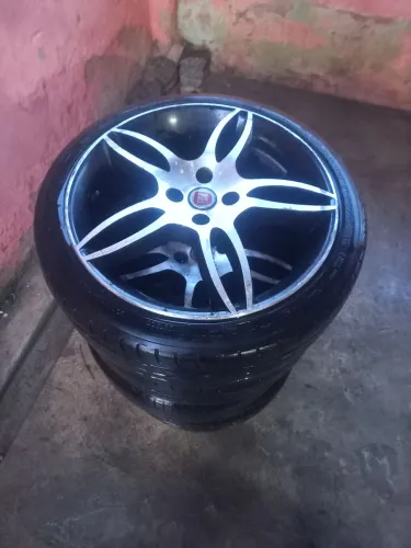 Jogo de Rodas ARO 17" com os pneus.