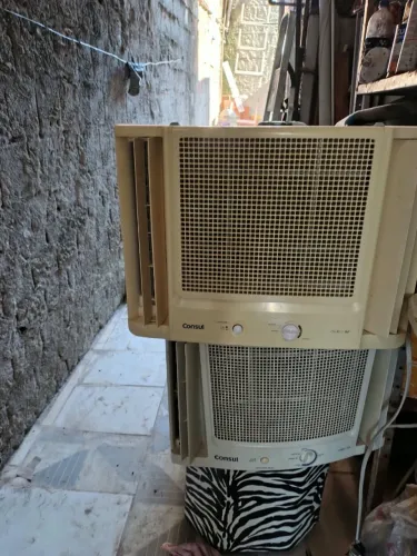 dois ar condicionados de 7.000 BTUs.