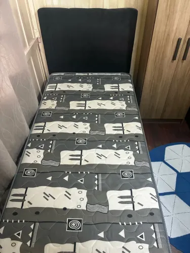 Cama de solteiro com colchão - seminova e bem conservada