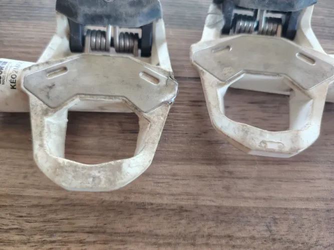 Pedal Look Keo 2 Max para retirar peças, lado esquerdo está OK