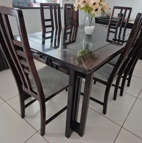 Mesa de Imbuia com tampo de vidro e 6 cadeiras com estofado