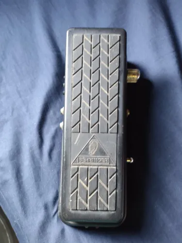 Pedal Wah-Wah Behringer Hell Babe HB01
