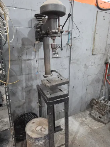 Vendo furadora antiga , 220 v