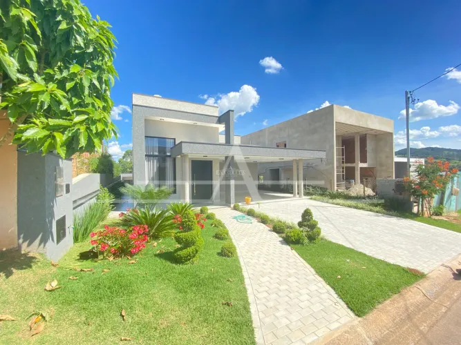 Refúgio Exclusivo com Vista para a Montanha em Condomínio Completo