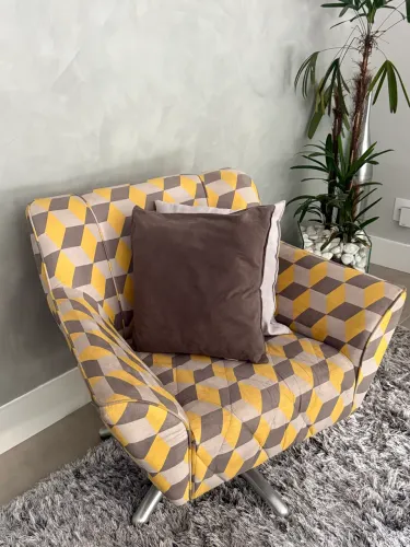 POLTRONA TIRONI GIRATÓRIA CINZA E AMARELA | SUEDE + PÉS INOX    