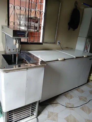 Vendo equipamentos de sorveteria 