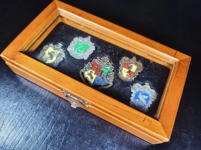 Broches com os brasões das Casas de Hogwarts by Noble Collection harry potter 2007