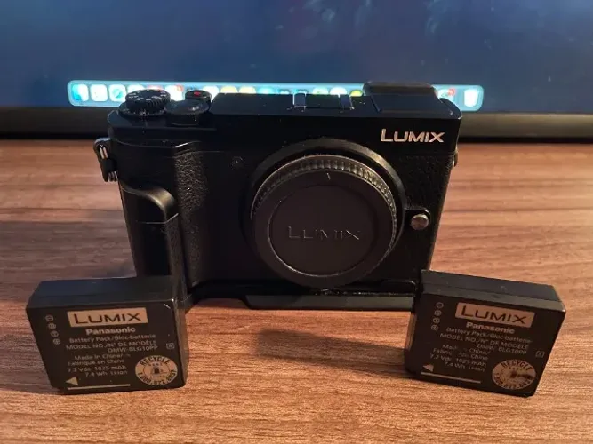 Câmera Panasonic Lumix GX9 + grip JJC + 2 baterias extras