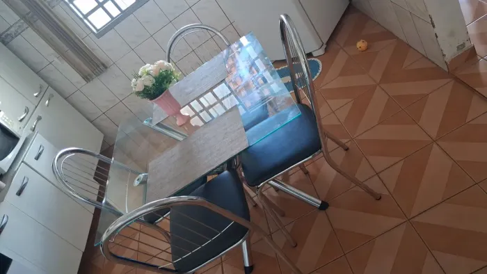 Mesa com tampo de vidro 
