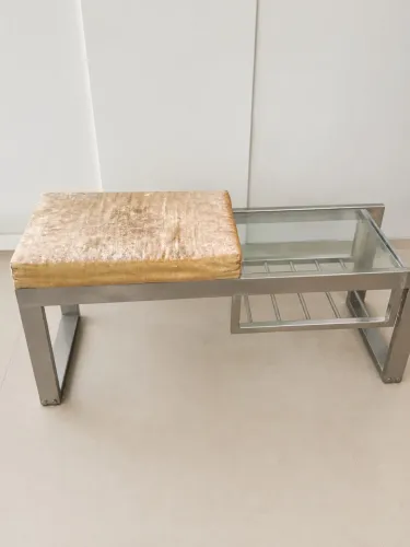 Banco com sapateira e porta-objetos em metal e vidro