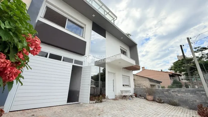 Excelente casa com piscina, 4 quartos e 4 vagas à venda no bairro Vila Ipiranga