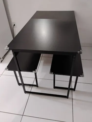 Mesa com 2 bancos