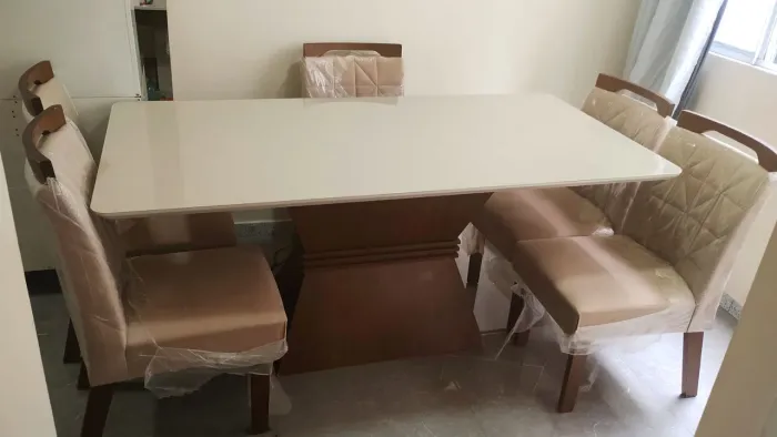 Vendo mesa bem conservada com 6 cadeiras 
