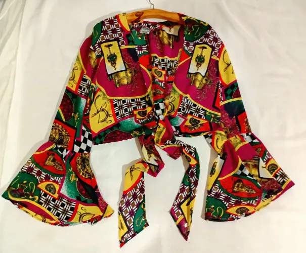 Blusa vintage mangas em sino