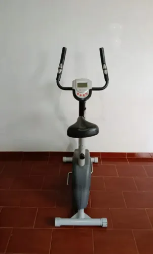 Bicicleta ergométrica vertical em bom estado, revisada e com garantia.