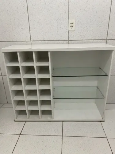 Cristaleira / Estante Organizadora com Nichos para Vinhos e Prateleiras de Vidro