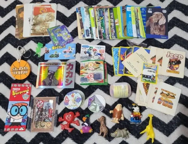 Lote de itens antigos brindes Elma Chips Kinder Ovo outros