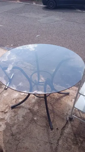 MESA DE JANTAR REDONDA - TAMPO DE VIDRO muito nova entrego tenho outros modelos entrego