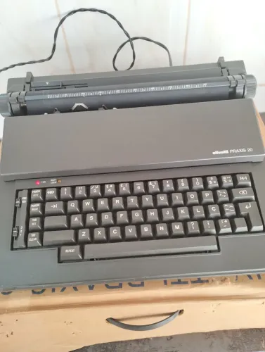 Máquina de escrever elétrica Olivetti Praxis 20