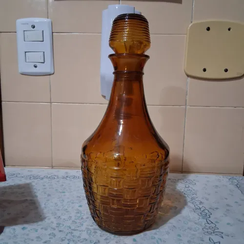 Licoreira vidro trabalhada, cor Âmbar..