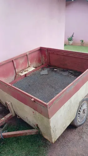 Carretinha de chapa com engate e tampa 