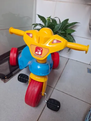 Triciclo pedal bandeirante