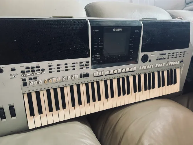 Yamaha PSR-S900 à venda! Teclado com 61 teclas, vários timbres e ritmos.