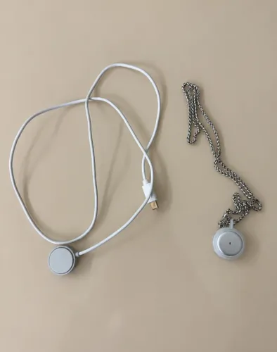 Omi AI Silver - pingente gravador com carregador e corrente